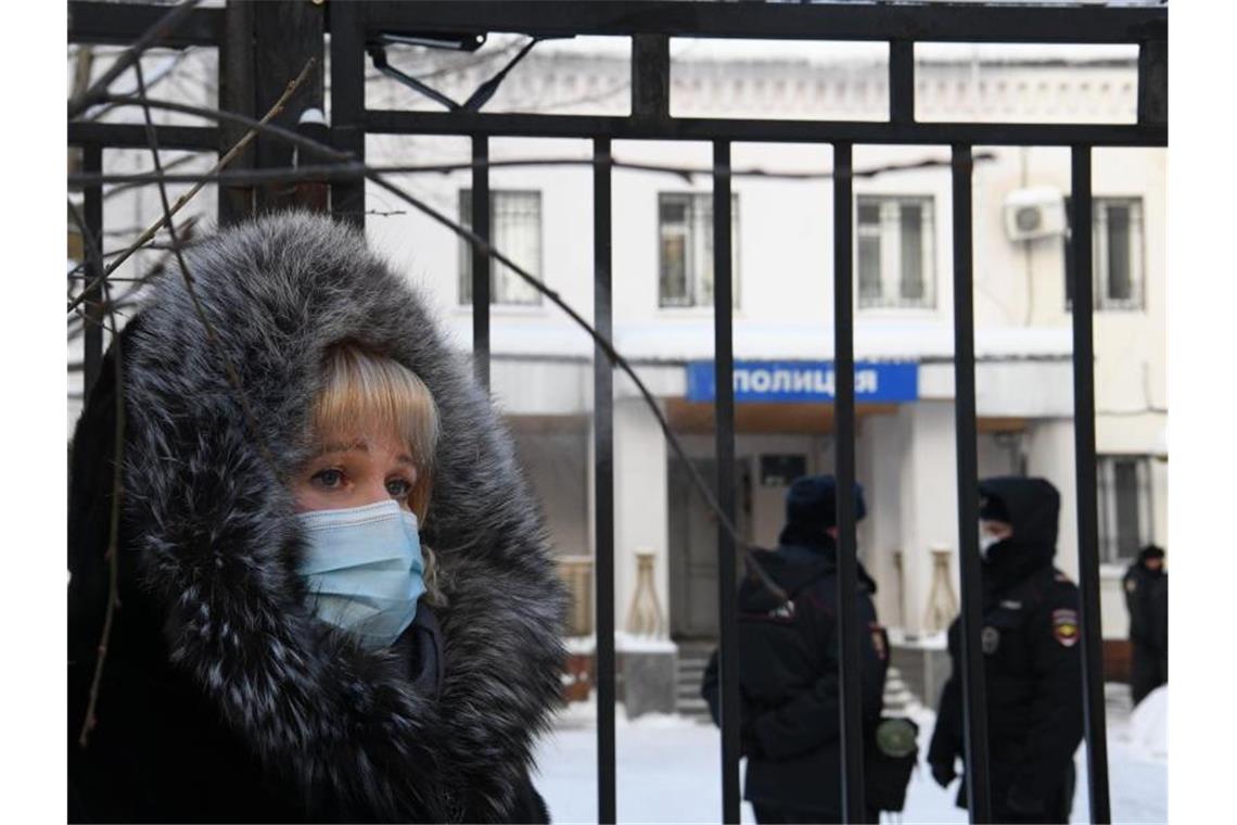 Nawalnys Anwältin Olga Michailowa steht vor der Polizeistation. Foto: Alexey Filippov/Sputnik/dpa