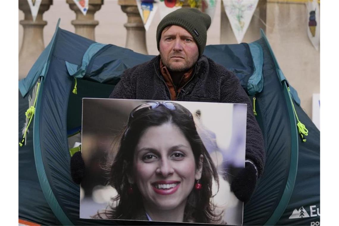 Nazanin Zaghari-Ratcliffes Ehemann Richard Ratcliffe hält bei einem Protest in London im vergangenen November das Foto seiner Frau in den Händen. Foto: Frank Augstein/AP/dpa/Archiv