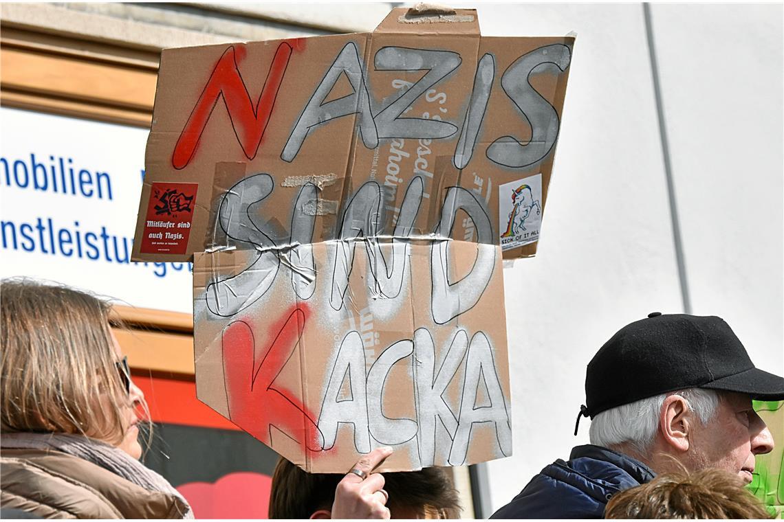 NAZIS SIND KACKA  steht auf dem Schild. Demonstration und Kundgebung gegen Recht...