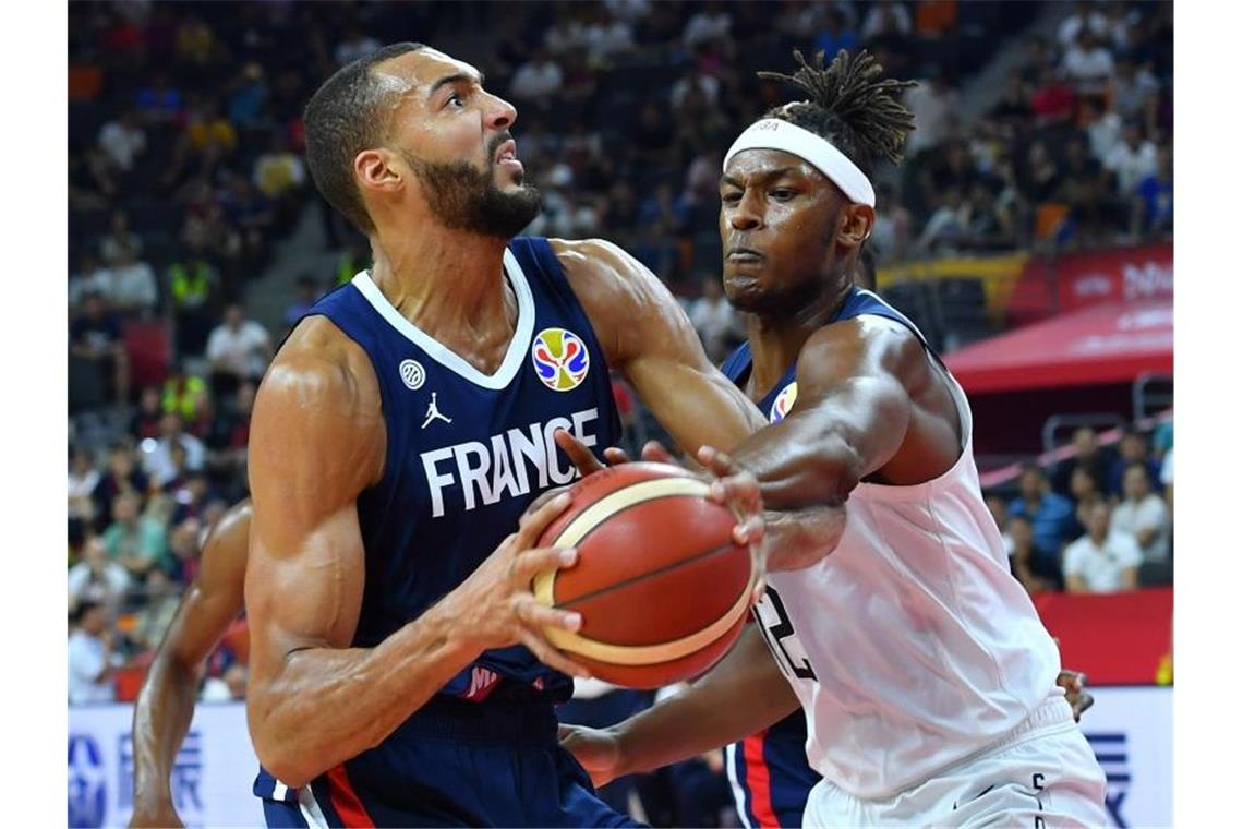 WM-Aus für die USA: Erstmals seit 17 Jahren keine Medaille NBA-Center Rudy Gobert (l) führte die Franzosen zum Sieg. Foto: Zhu Zheng/XinHua