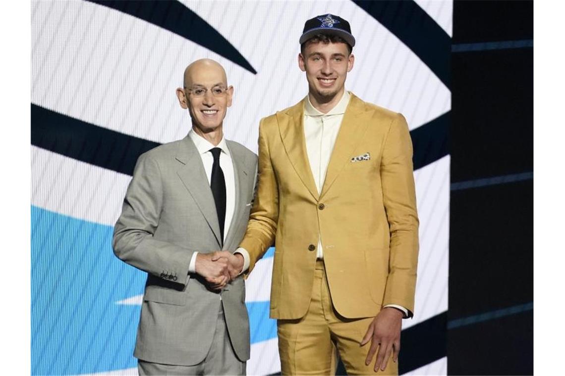 NBA-Chef Adam Silver gratuliert Franz Wagner (r) zum Draft. Foto: Corey Sipkin/AP/dpa