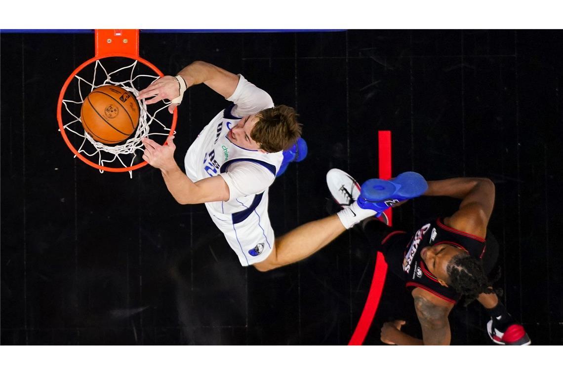 NBA: Flagg (l) und Walker im Einsatz bei 76ers gegen Mavericks in Philadelphia