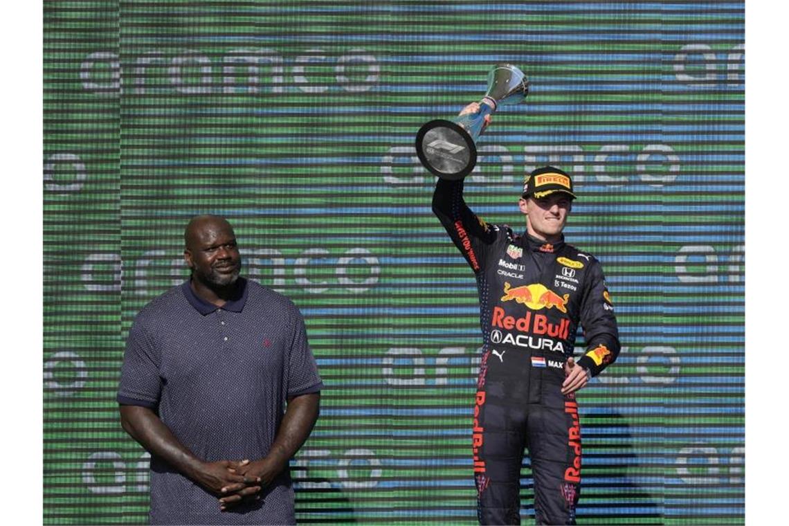 USA-Rennen: Gratulation von „Shaq“ an Sieger Verstappen NBA-Ikone Shaquille O'Neal überreichte Max Verstappen die Siegertrophäe. Foto: Nick Didlick/AP/dpa