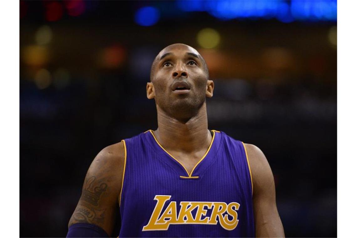 „Ruhe in Frieden“: Nowitzki und Sport-Welt trauern um Bryant NBA-Legende Kobe Bryant ist bei einem Hubschrauberabsturz ums Leben gekommen. Foto: Larry W. Smith/epa/dpa