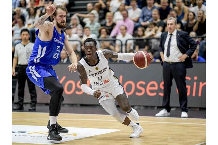 NBA-Profi Dennis Schröder (r) ist der Star im deutschen Team. Foto: Axel Heimken