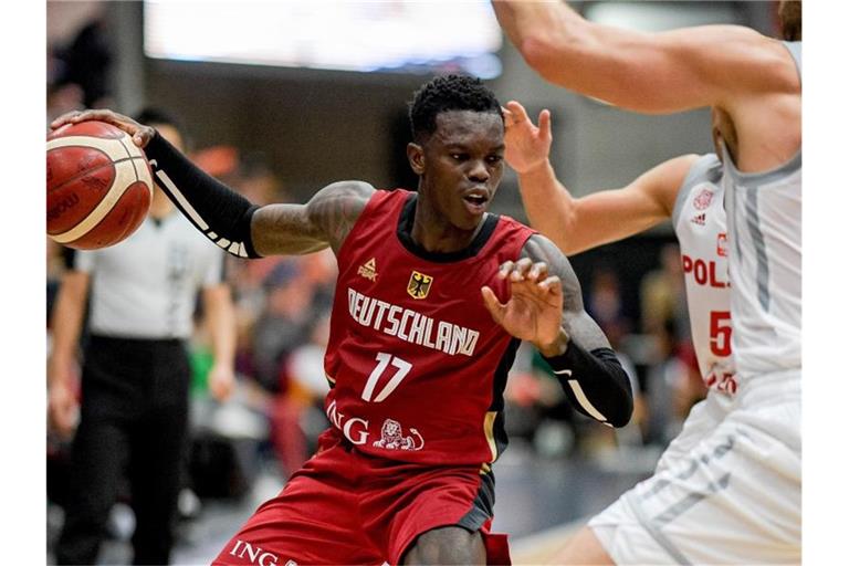 NBA-Star Dennis Schröder (l) ist der unbestrittene Führungsspieler bei den deutschen Basketballern. Foto: Axel Heimken
