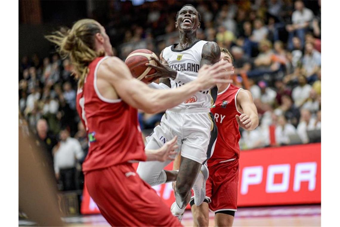 NBA-Star Dennis Schröder (M.) ist der Anführer im DBB-Team. Foto: Axel Heimken