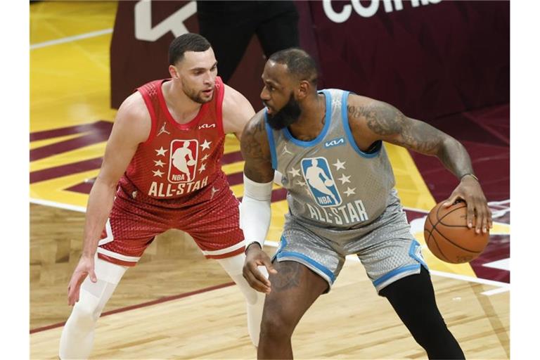 NBA-Superstar LeBron James (r) beim All Star Game. Foto: Ron Schwane/AP/dpa