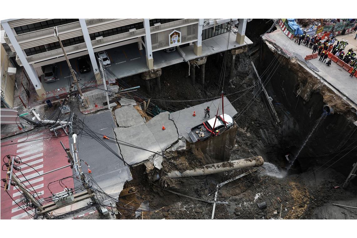 Mitten in Bangkok bildet sich plötzlich ein riesiger Krater 