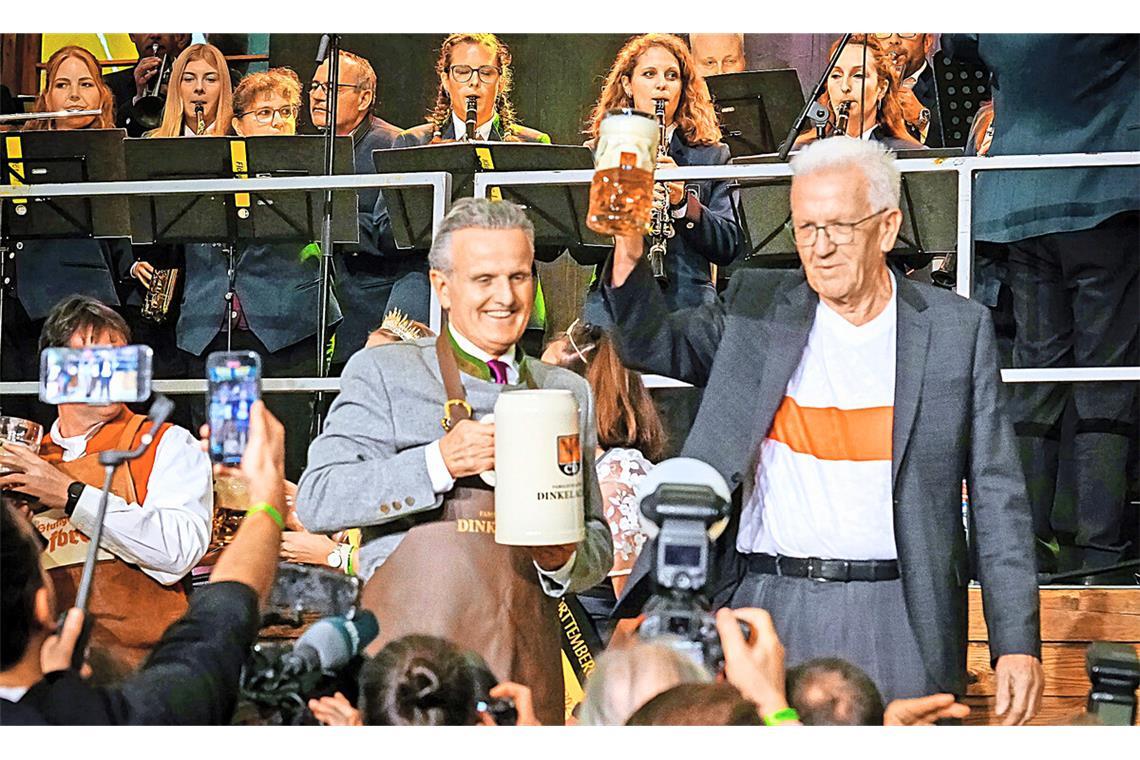 Stuttgarts OB eröffnet mit MP Kretschmann das Cannstatter Volksfest 