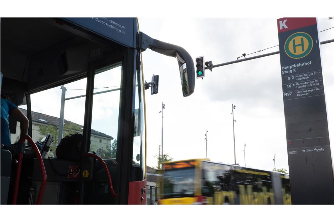 In Tür eingeklemmt und von Bus mitgeschleift: Seniorin schwer verletzt 