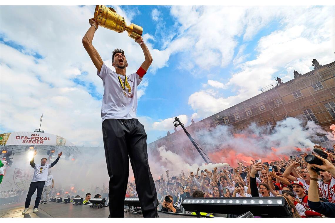 Mannschaft und Fans lassen es auf dem Schlossplatz richtig krachen 