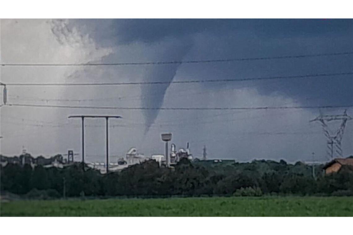 Tornado, Hagelkörner so groß wie Tennisbälle – und am Meer brennt es 