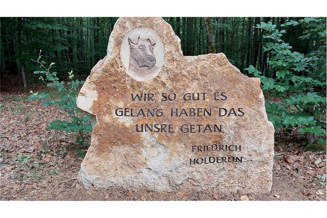 Hundeliebe in Stein gemeißelt 