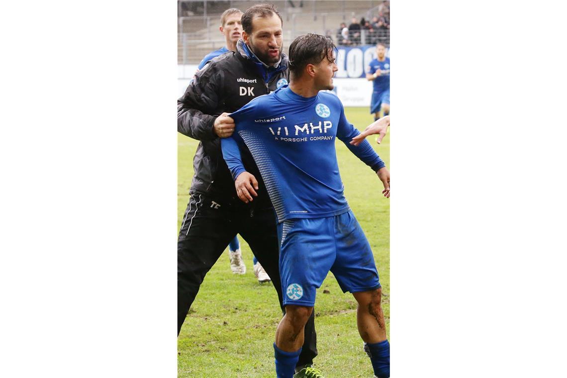 Ndriqim Halili wird von Coach Tobias Fliltsch festgehalten – der Offensivmann spielte 2016/17 für Ulm, 2018/19 für die Kickers.