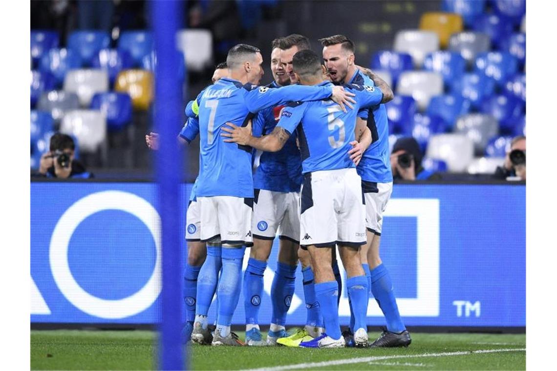 Neapels Spieler feiern den Treffer von Arkadiusz Milik (M) im Spiel gegen KRC Genk. Foto: Yorick Jansens/BELGA/dpa