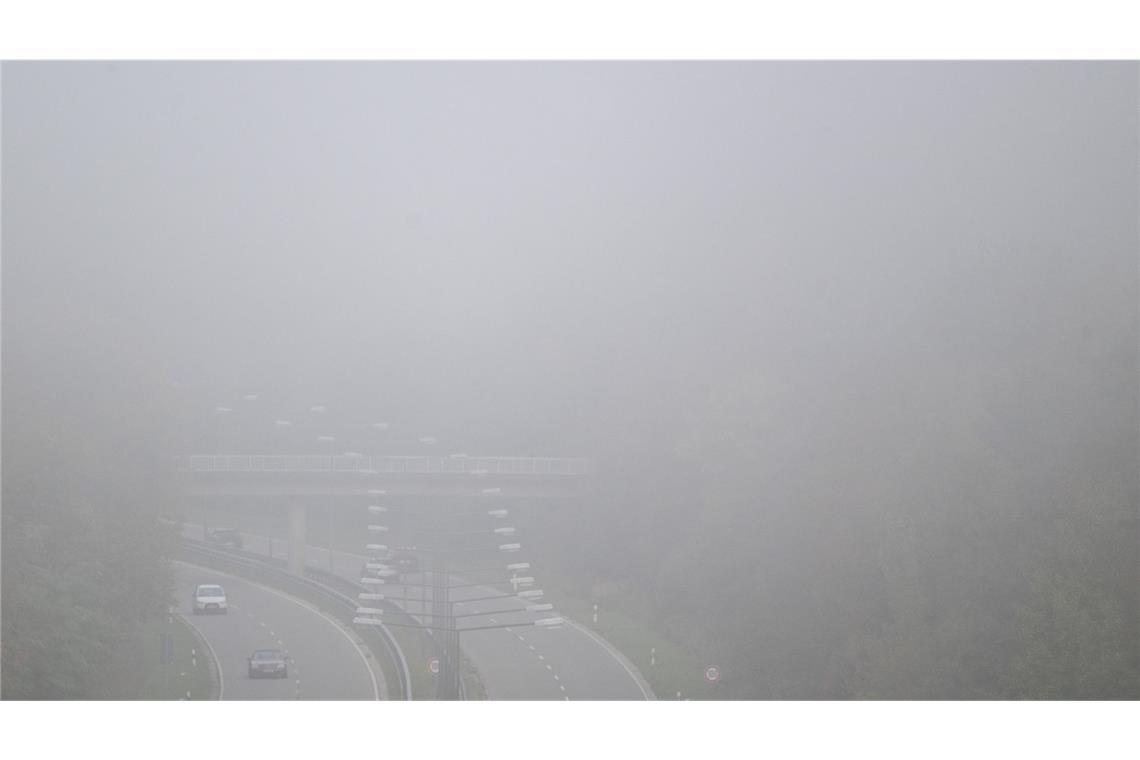 Nebel liegt über der L1180 in der Nähe von Stuttgart. (Archivbild)