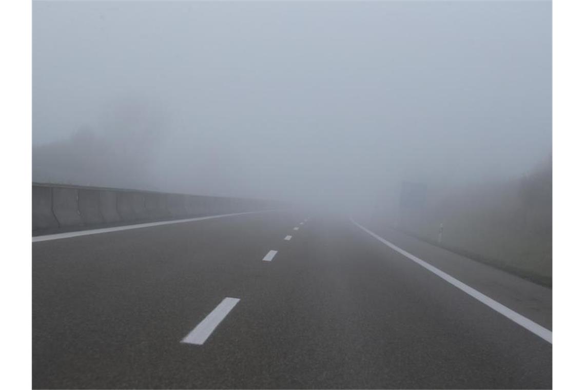 Nebel liegt über einer Autobahn. Foto: Karl-Josef Hildenbrand/dpa/Archivbild