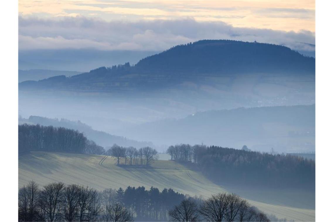 Viel Nebel, aber auch Sonne in Baden-Württemberg Nebel umhüllt die Wälder in einem Tal. Foto: Sebastian Kahnert/dpa-Zentralbild/dpa/Archivbild