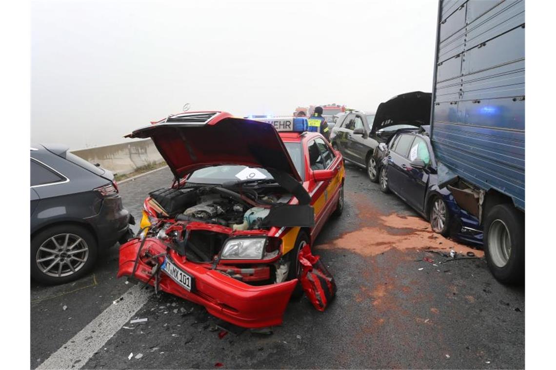 29 Verletzte bei Massencrash auf A7 Nebel und Blitzeis führten wohl zu dem Massencrash auf der A7 in Mittelfranken. Foto: Karl-Josef Hildenbrand/dpa