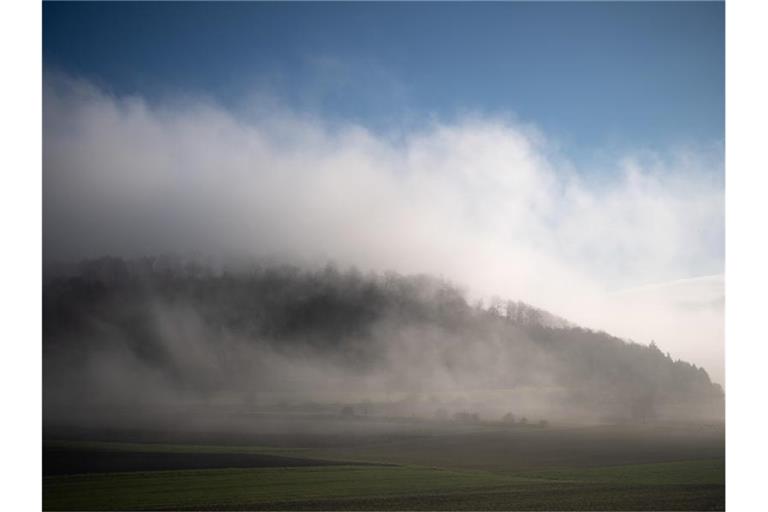 Nebel zieht über die Schwäbische Alb. Foto: Sebastian Gollnow/dpa/Archivbild