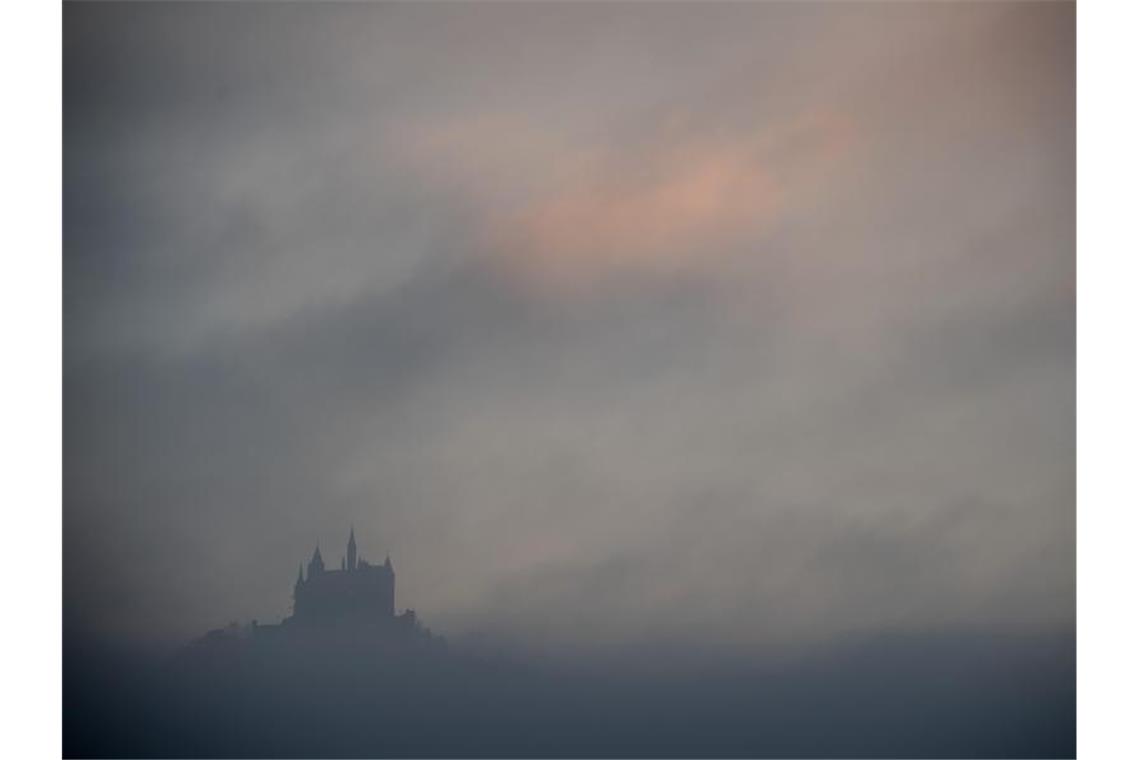Nebel zieht vor der Burg Hohenzollern auf. Foto: Sebastian Gollnow/dpa