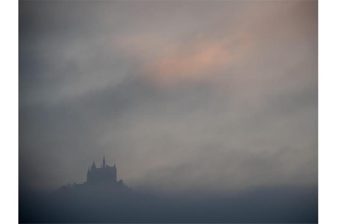 Ungemütliches Wetter im Südwesten erwartet Nebel zieht vor der Burg Hohenzollern auf. Foto: Sebastian Gollnow/dpa
