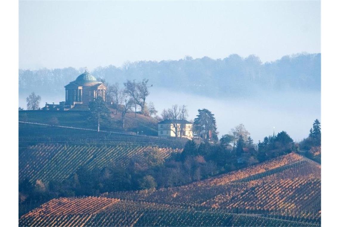 Nebelschwaden ziehen im Tal an der Grabkapelle auf dem Württemberg im Morgenlicht. Foto: Bernd Weißbrod/dpa/Archivbild