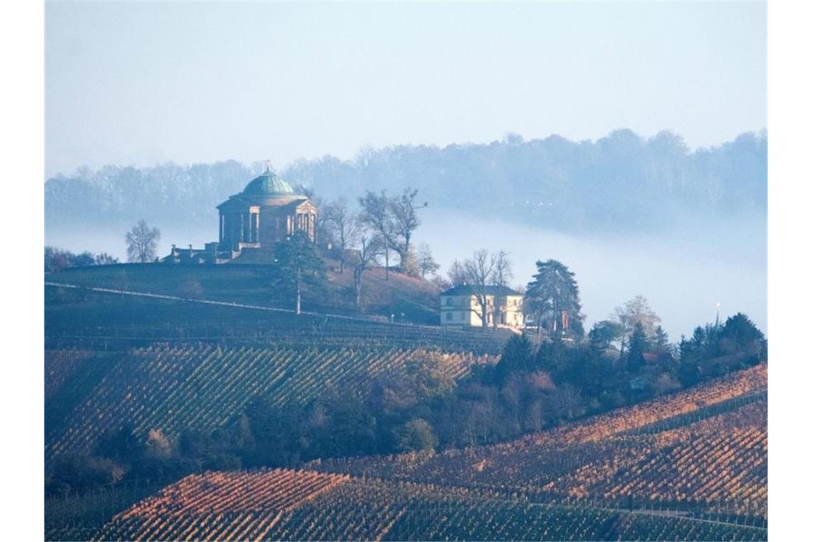 Nebelschwaden ziehen im Tal an der Grabkapelle auf dem Württemberg im Morgenlicht. Foto: Bernd Weißbrod/dpa