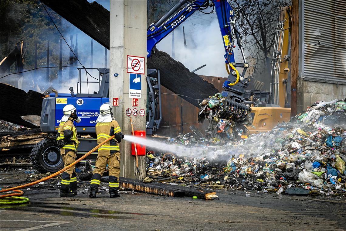 Neben Backnang sind auch Abteilungen der Feuerwehren aus Winnenden, Leutenbach, ...