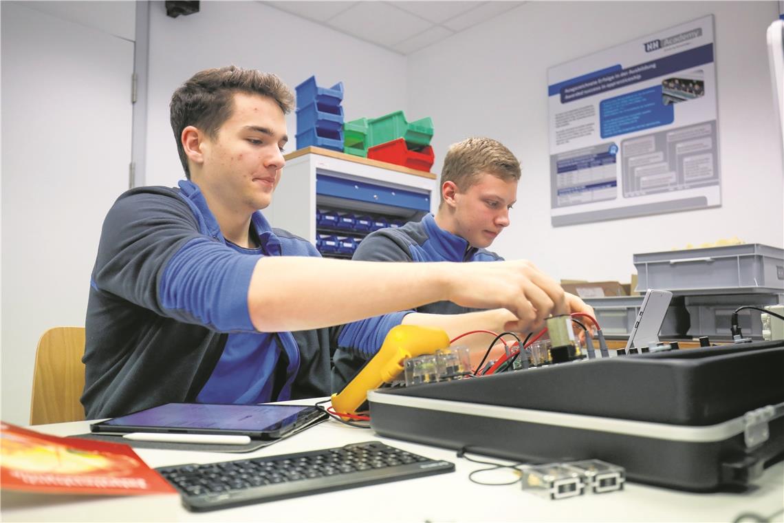 „Bei uns sind Lehrjahre auch wirklich Lehrjahre“ Neben dem hohen Praxisbezug während der Ausbildung wird den Azubis der Harro Höfliger Verpackungsmaschinen GmbH unter anderem auch ein ruhiger Rückzugsraum zum Lernen geboten. Foto: A. Becher