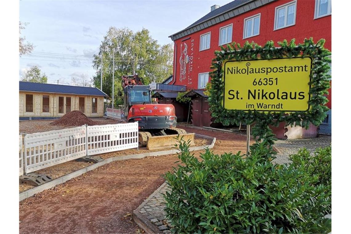 Das Haus des Nikolaus - es entsteht im Ort St. Nikolaus Neben dem Nikolauspostamt wird ein Holzhaus gebaut, in dem künftig der Nikolaus die Briefe von Kindern aus aller Welt beantworten wird. Foto: Festausschuss St. Nikolaus/dpa