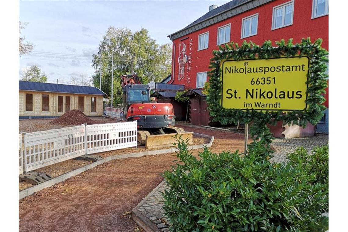 Neben dem Nikolauspostamt wird ein Holzhaus gebaut, in dem künftig der Nikolaus die Briefe von Kindern aus aller Welt beantworten wird. Foto: Festausschuss St. Nikolaus/dpa