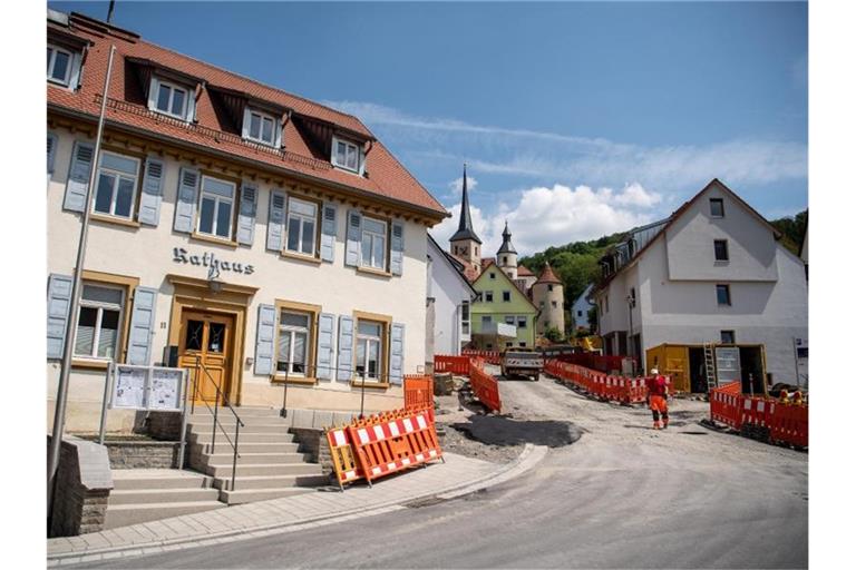 Neben dem Rathaus arbeiten Bauarbeiter an der Sanierung eines Kanals. Foto: Fabian Sommer