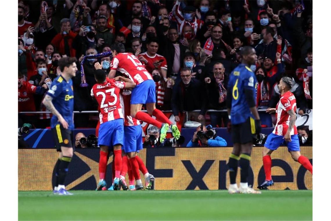 Manchester United mit Remis - Benfica stoppt Ajax-Lauf Neben den betroffenen Spielern von Manchester United feiern die Fußballer von Atlético Madrid die 1:0-Führung. Foto: Isabel Infantes/Press Association/dpa