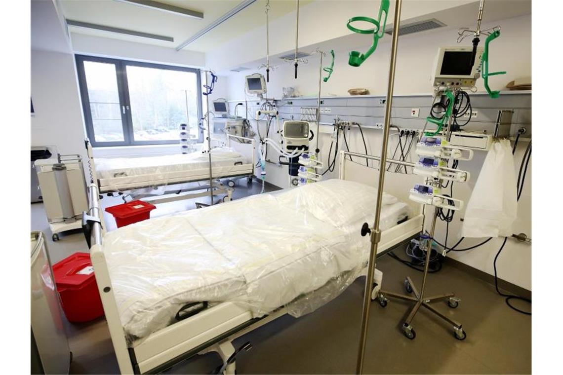 Milliardenhilfe für Kliniken und Praxen in Corona-Krise Neben den Intensivbetten stehen Beatmungsgeräte im Allgemeinen Krankenhaus Viersen in Nordrhein-Westfalen. Foto: Roland Weihrauch/dpa