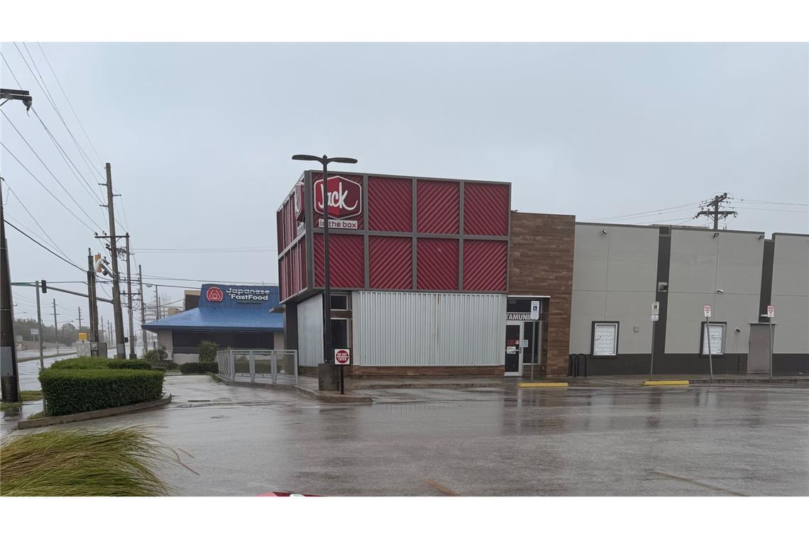 Supertaifun "Sinlaku" trifft US-Außengebiet mit voller Wucht