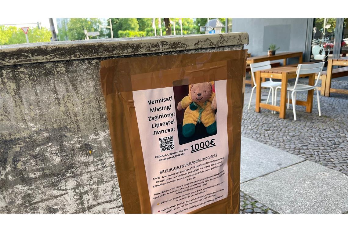 Nach Teddybär-Diebstahl in Berlin noch keine heiße Spur Neben den Plakaten auf Deutsch bittet auch ein eigener Webauftritt auf Englisch, Polnisch, Rumänisch und Bulgarisch um Hinweise zu dem gestohlenen Plüschtier.