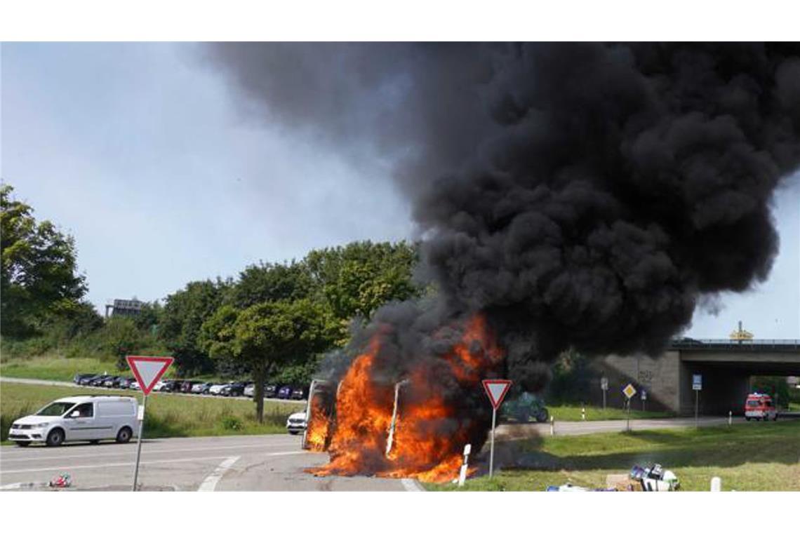 Transporter gerät neben A6 bei Bretzfeld in Vollbrand Neben der Autobahn Ausfahrt bei Bretzfeld im Hohenlohekreis ist ein Transporter voll ausgebrannt.