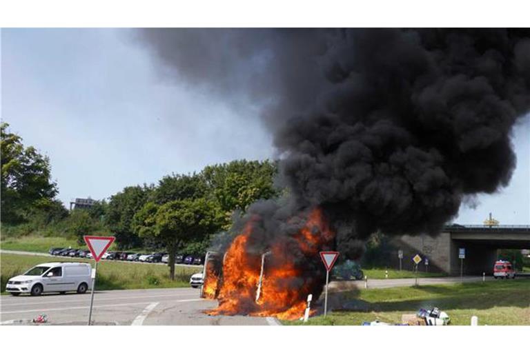 Neben der Autobahn Ausfahrt bei Bretzfeld im Hohenlohekreis ist ein Transporter voll ausgebrannt.