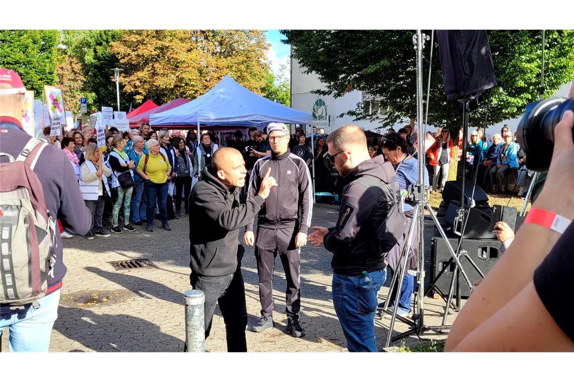 Polizei zieht positive Bilanz nach Palmer-Frohnmaier-Gespräch Neben der Bühne gibt es erste Streitereien.