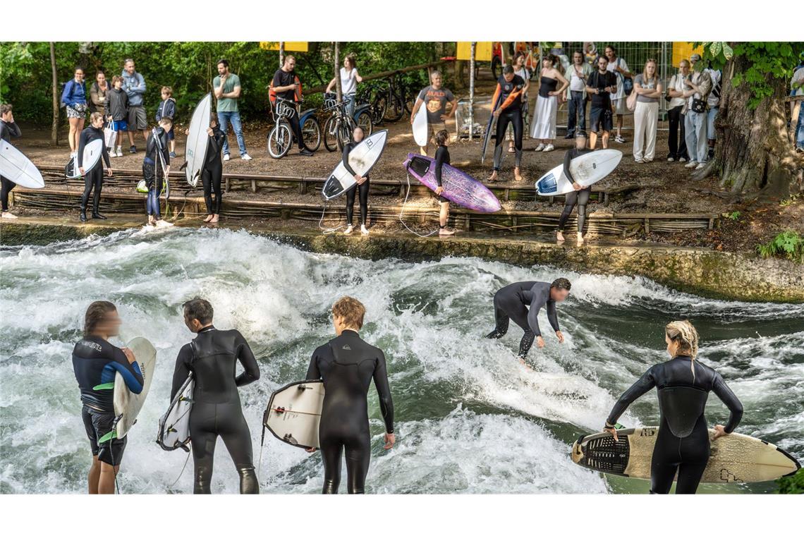 „Surferparadies“: München soll weitere offizielle Surfwelle bekommen Neben der Eisbachwelle soll es in München bald eine zweite Surfwelle geben. (Archivbild)