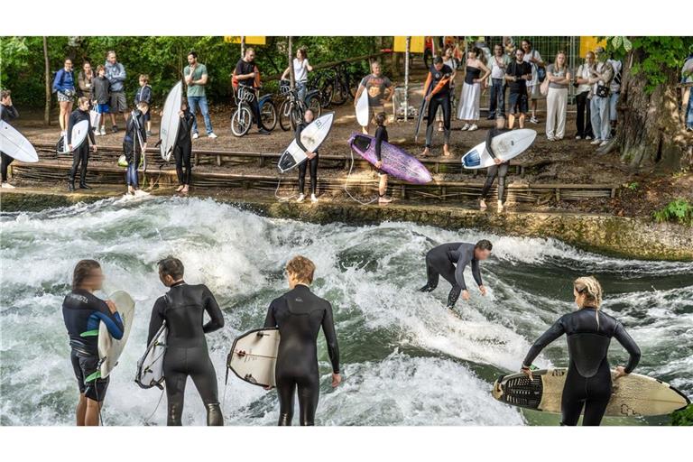 Neben der Eisbachwelle soll es in München bald eine zweite Surfwelle geben. (Archivbild)