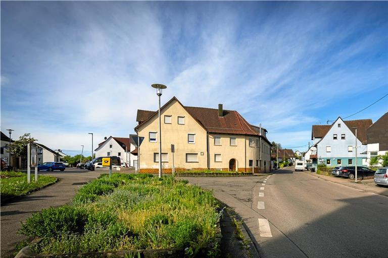 Neben der Kirche in Oberbrüden soll ein schön gestalteter Dorfplatz entstehen. In diesem Zuge werden auch Straßen, Kanäle und mehr in der Ortsmitte erneuert. Fotos: Alexander Becher
