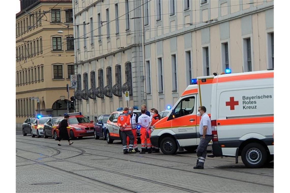 Tote und Verletzte bei Messerattacke in Würzburg Neben der Polizei haben sich auch mehrere Rettungswagen in die Nähe des Tatorts begeben. Foto: Carolin Gißibl/dpa