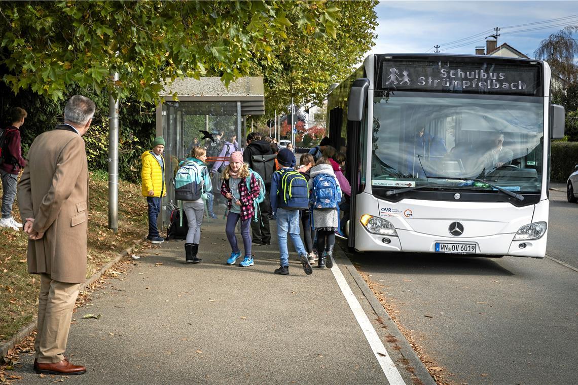 Weniger Haltestellen für mehr Komfort Neben der regulären Buslinie 390 wird für die Kinder aus Strümpfelbach auch ein Schulbus eingesetzt. Hier sammelt er am Nachmittag Schülerinnen und Schüler des Tausgymnasiums und der Gemeinschaftsschule in der Taus ein. Der Schulleiter des Tausgymnasiums Udo Weisshaar (vorne links) verschafft sich regelmäßig einen Überblick über die Situation. Foto: Alexander Becher
