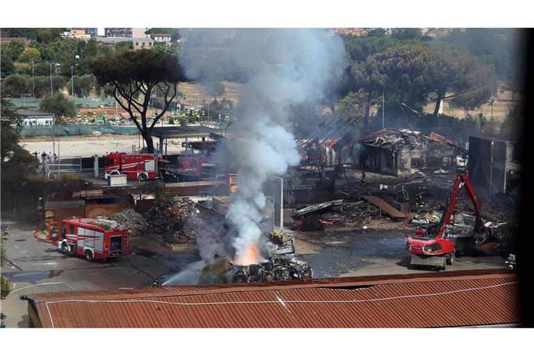 Neben der Tankstelle befindet sich ein Sportzentrum mit einem Tennisplatz, das durch die Explosion schwer beschädigt wurde.