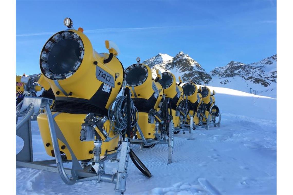 Neben einer Skipiste abgestellte Schneekanonen im Tiroler Skigebiet Kühtai auf 2020 Meter Meereshöhe. Foto: Carsten Hoefer/dpa