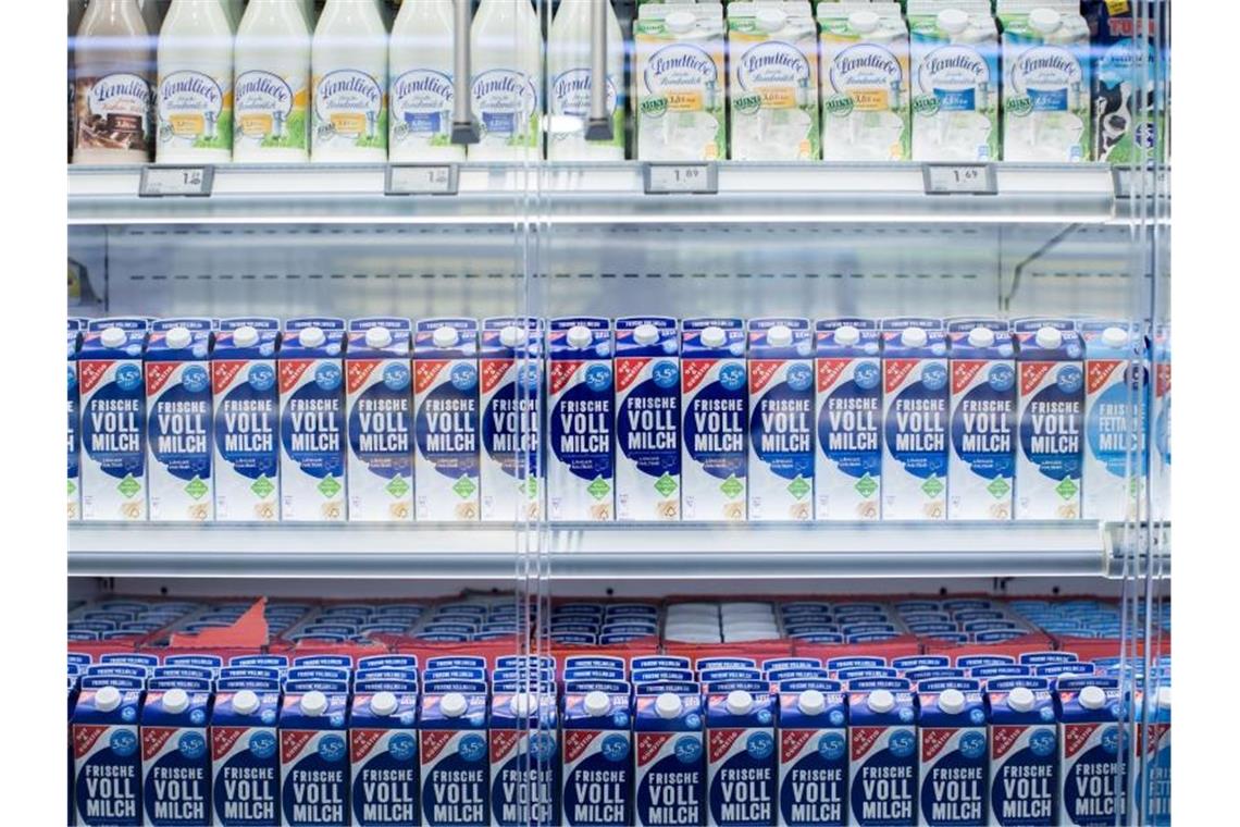 Greenpeace für höhere Mehrwertsteuer auf Fleisch und Milch Neben Fleisch sollten Milchprodukte nach Ansicht von Greenpeace mit höheren Steuern belastet werden. Foto: Rolf Vennenbernd/dpa