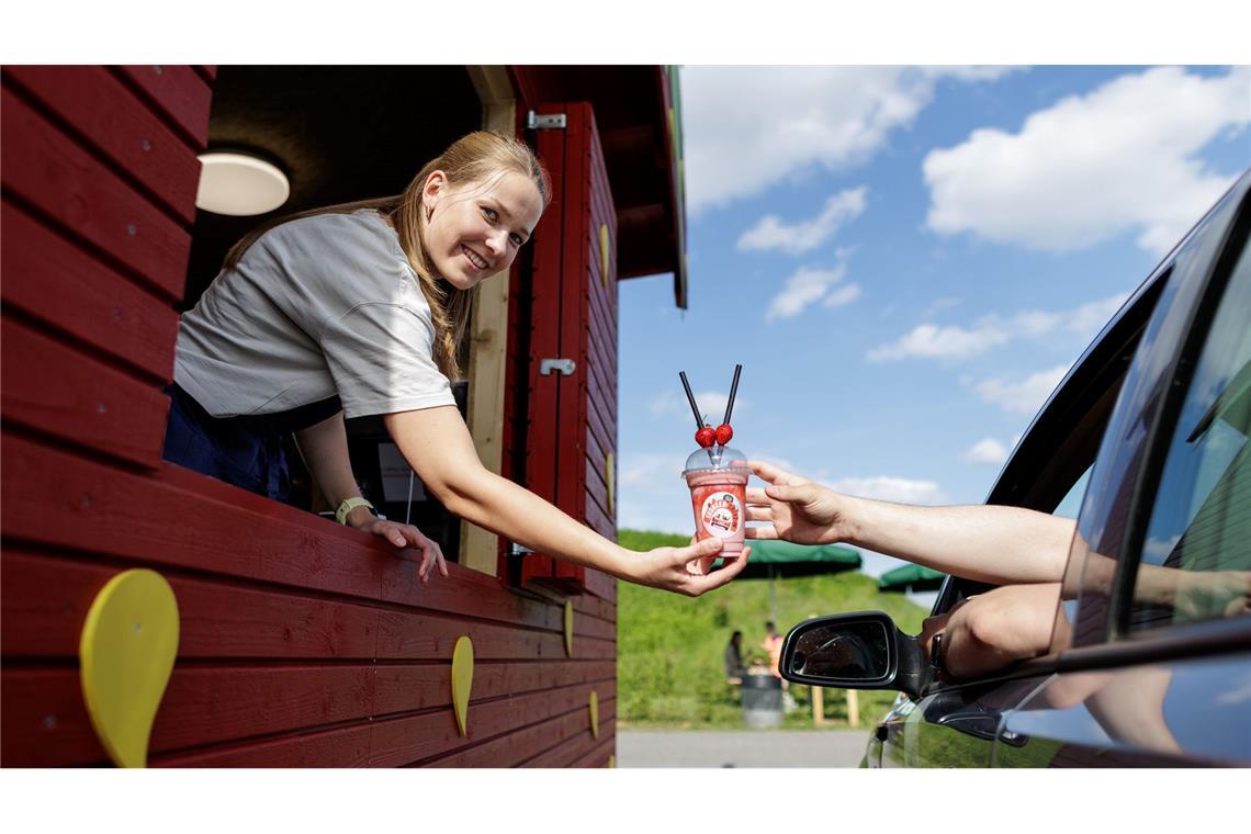 Neben frischen Erdbeeren gibt es auch Eis und Milchshakes im Erdbeer-Drive-in.